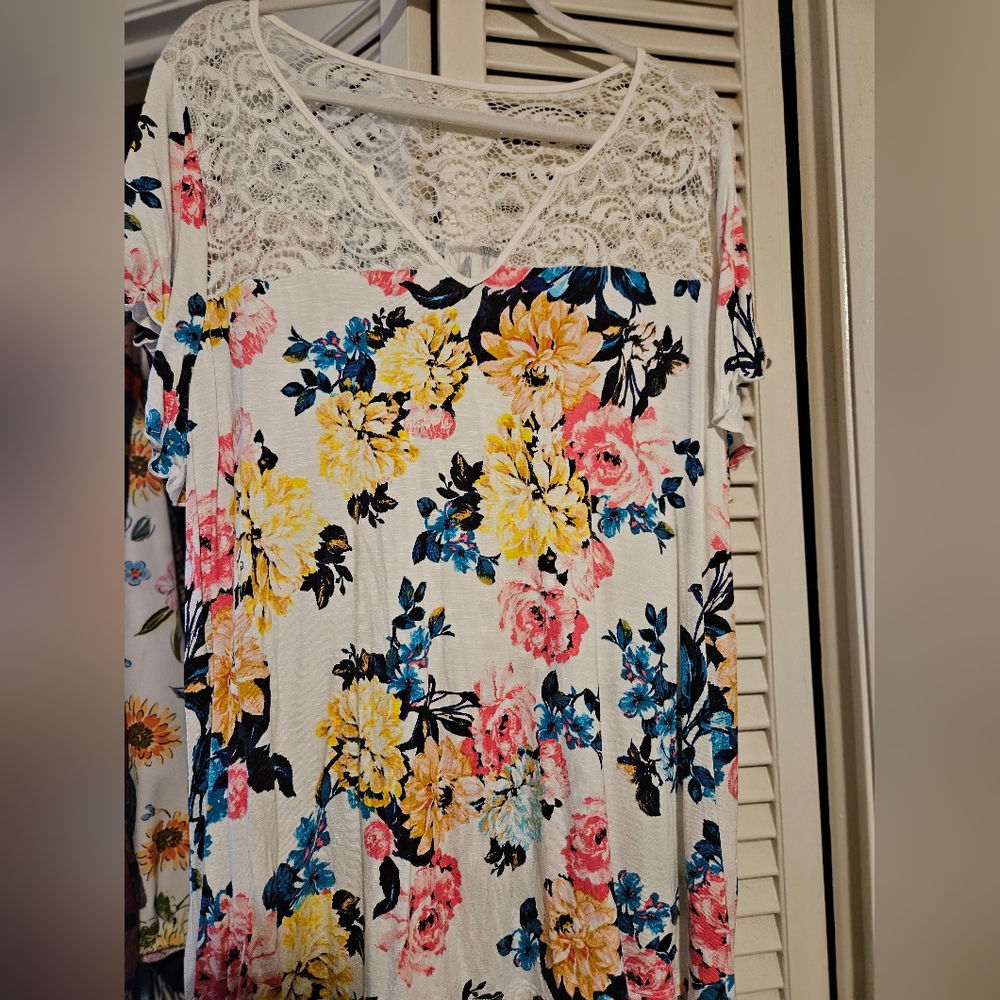 NWT TORRID SZ 2X SUPER SOFT FLORAL SHIRT WITH LACE